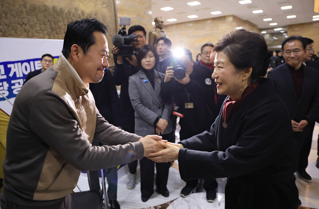 박근혜 전 대통령이 22일 서울 여의도 국회 로텐더홀에서 통일교·공천헌금 ‘쌍특검’ 수용을 요구하며 8일째 단식 중인 국민의힘 장동혁 대표를 찾아 대화하고 있다. 문호남 기자