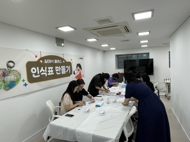 ‘구로댕냥이네 서울시립동물복지지원센터’에서 진행된 반려동물 인식표 만들기 원데이 클래스 참가자들이 체험 활동에 집중하고 있다. 구로구청 제공