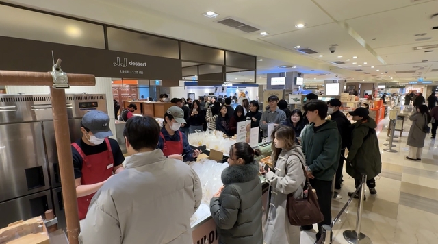 지난 21일 서울 중구 소공동 롯데백화점 본점 식품관 두바이쫀득쿠키 팝업행사장을 찾은 손님들이 길게 줄을 서 있다.  롯데백화점 제공 