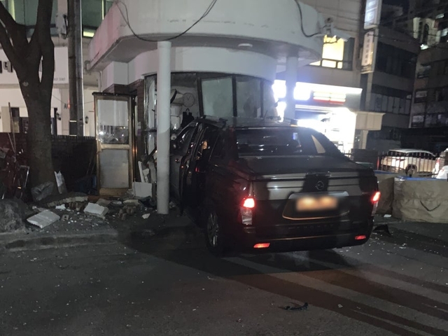 의정부 SUV 경비실 돌진. 독자 제공