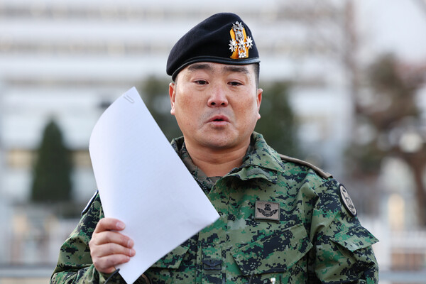 김현태 제707특수임무단장이 2024년 12월 9일 오전 서울 용산구 국방부 전쟁기념관 앞에서 기자회견을 열고 발언하고 있다. 연합뉴스