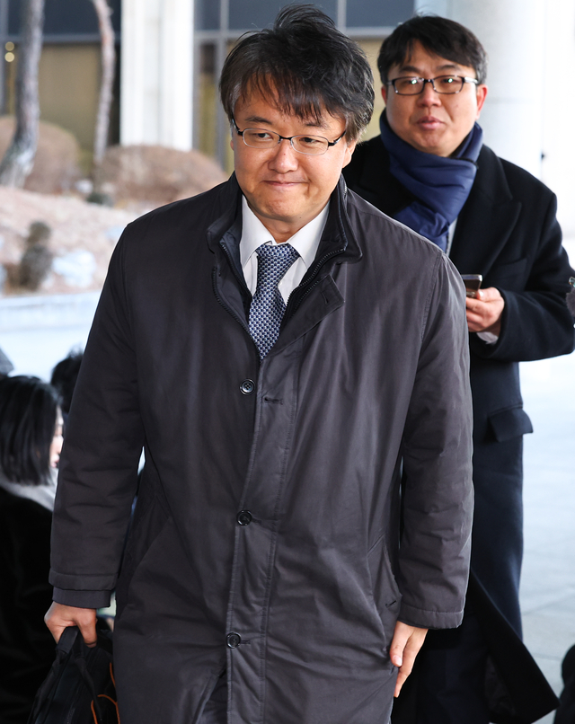 통일교와 신천지의 정교유착 의혹을 수사하는 검찰·경찰 합동수사본부의 본부장을 맡은 김태훈 합수본부장이 8일 서울 서초구 서울고검으로 출근하고 있다. 뉴시스