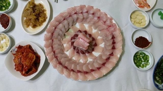 겨울별미 삼치회. 완도군청 제공