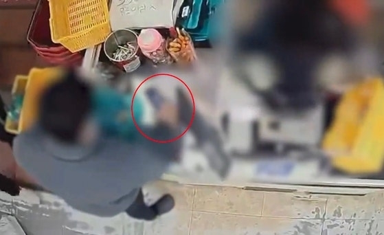 지난 3일 오후 경남 창원의 한 모텔에서 발생한 ‘흉기 난동 사건. 피의자 A씨(20대)가 모텔에 들어가기 직전 인근 마트에서 범행 도구로 사용된 흉기(빨간색 동그라미)를 구입하고 있다. 이 사건으로 10대 남녀 중학생 3명이 흉기에 찔려 2명이 숨지고 1명이 크게 다쳤다. 사진 경남경찰청 제공 영상 캡처