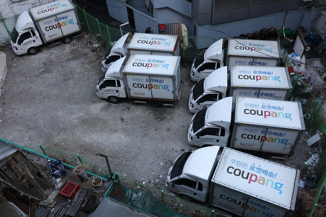 서울 시내 한 주차장에 쿠팡 배달 차량이 주차돼 있다. 연합뉴스
