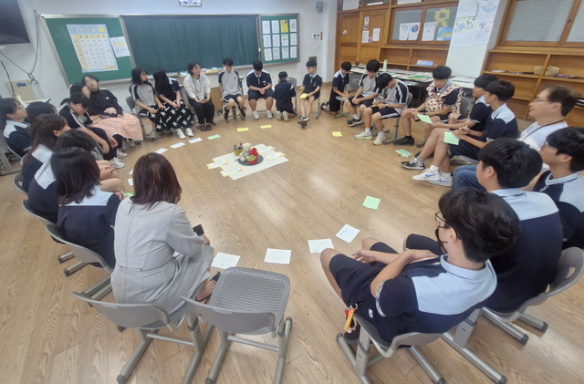 서정중학교 ‘밝은 학교문화 만들기’ 수업. 고양시 제공