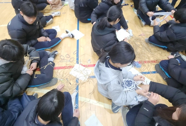 고양중학교 JUMP UP 프로젝트. 새벽이생추어리 놀이감 만들기 활동. 고양시 제공