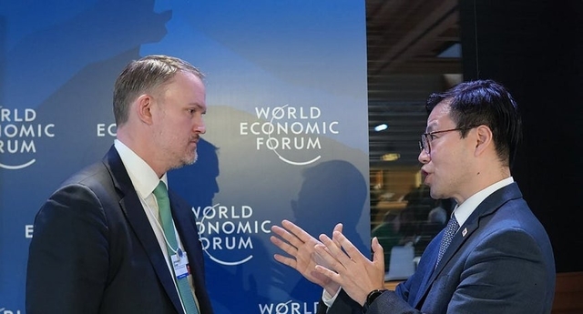 여한구 산업통상부 통상교섭본부장이 지난 22일(현지시간) 스위스 다보스에서 제이미슨 그리어 미국 무역대표부(USTR) 대표와 면담하고 있다. 산업통상부 제공