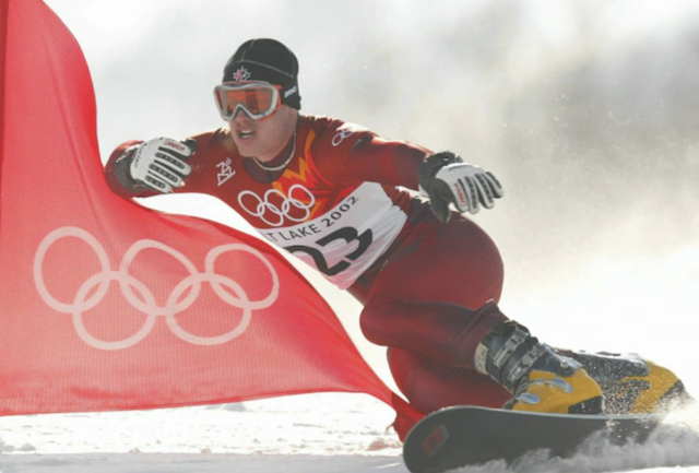 2002년 솔트레이크시티 동계 올림픽 당시 캐나다 대표팀 유니폼을 입고 스노보드 경기에 출전한 라이언 웨딩. X 캡처