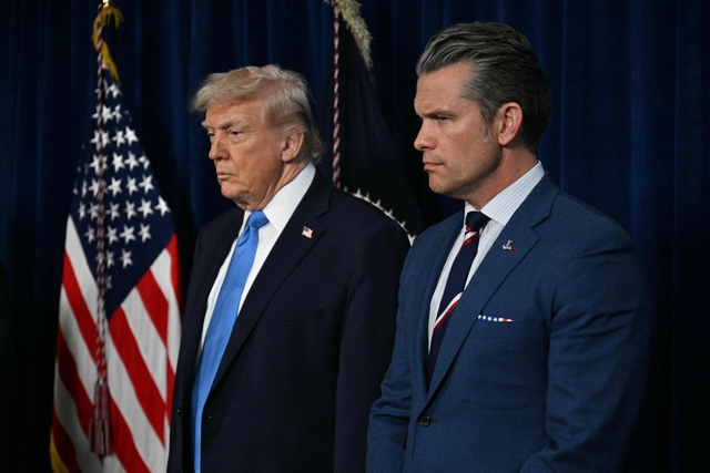 도널드 트럼프(왼쪽) 미 국방장관과 피트 헤그세스 전쟁부(국방부) 장관. AFP 연합뉴스