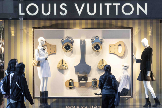서울 시내의 한 백화점 루이비통 매장 앞으로 시민이 지나가고 있다. 뉴시스