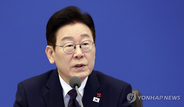 이재명 대통령이 지난 22일 청와대에서 열린 수석보좌관회의에서 발언하고 있다. 연합뉴스