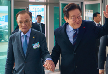 지난해 12월 2일 이재명 대통령이 경기 고양시 킨텍스에서 열린 제22기 민주평화통일자문회의 출범회의에서 이해찬 수석부의장과 입장하는 모습. 청와대 제공