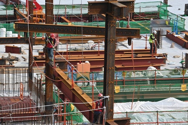 최근 건설현장에서 고령화, 공기 압박, 불법 하도급 등으로 인한 안전사고 우려가 커지는 가운데 지난해 8월 서울의 한 공사현장에서 관계자들이 작업을 하고 있다. 백동현 기자