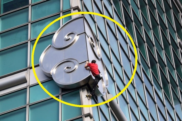 미국의 암벽 등반가 알렉스 호놀드가 25일 대만 타이베이의 초고층 빌딩 타이베이 101을 안전장비 없이 등반하는 데 성공했다. 호놀드가 건물을 등반하는 모습. AP 뉴시스