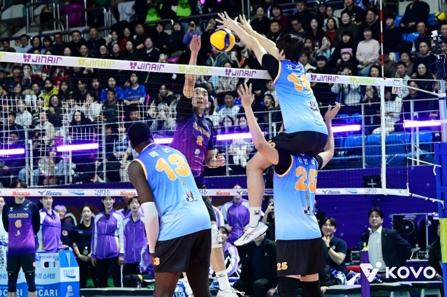 현대캐피탈의 신영석(아래)과 김진영이 25일 강원 춘천호반체육관에서 열린 진에어 2025~2026 V리그 올스타전 경기 도중 목마를 탄 채 블로킹을 성공하고 있다. KOVO 제공