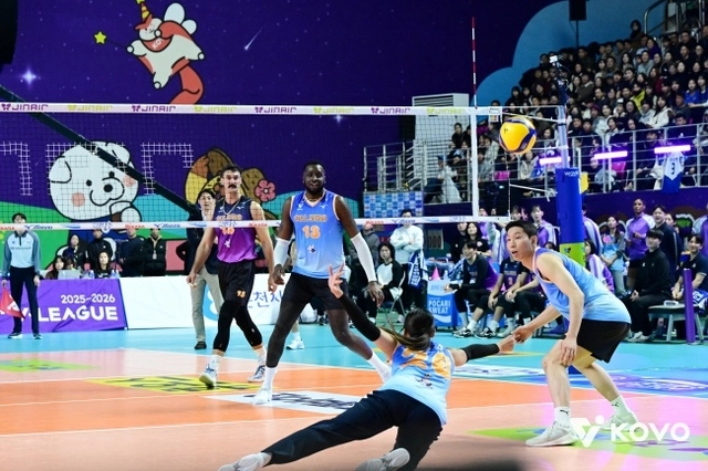 V리그 여자부 한국도로공사 소속의 타나차가 25일 강원 춘천의 호반체육관에서 열린 진에어 2025~2026 V리그 올스타전 경기 도중 남자부 경기에 투입돼 상대 스파이크를 향해 몸을 날리고 있다. KOVO 제공