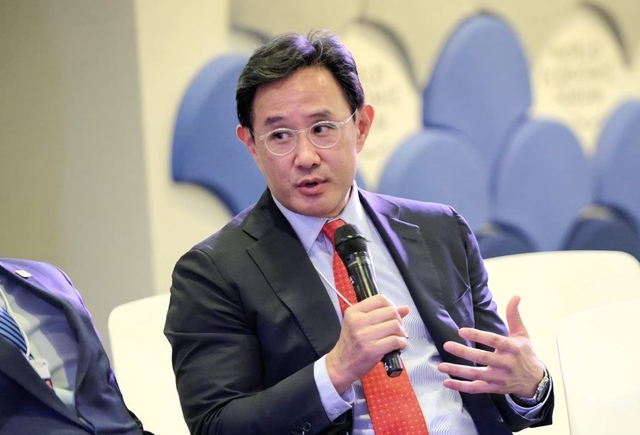 최윤범 고려아연 회장이 지난 21일 스위스 다보스에서 열린 세계경제포럼(WEF·다보스포럼) 핵심광물 분야의 전략적 파트너십과 투자 세션에 공식 연사로 나서 발언하고 있다. 고려아연 제공