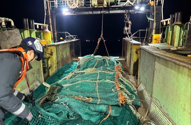 사진은 기사 이해를 돕기 위한 것으로 직접 관련이 없음. 8일 오후 제주 추자도 해상에서 해경이 불법 조업 어선을 단속해 조사하고 있다. 제주해양경찰서 제공