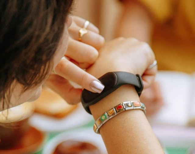 스타트업 ‘비(Bee)’가 개발한 AI 팔찌.
비 홈페이지 캡처