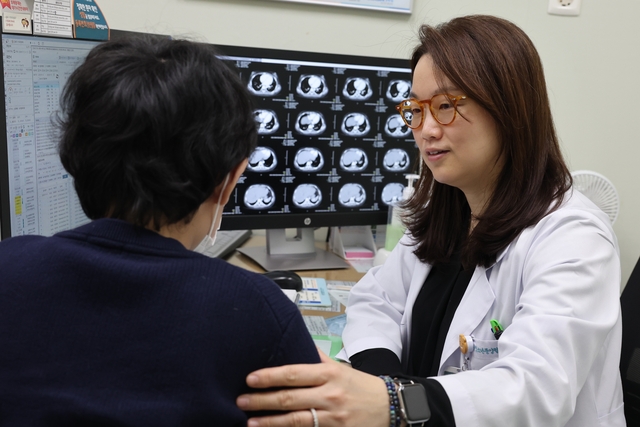 김혜리(오른쪽) 서울아산병원 소아청소년종양혈액과 교수가 유은서 양을 진료하고 있다. 서울아산병원 제공