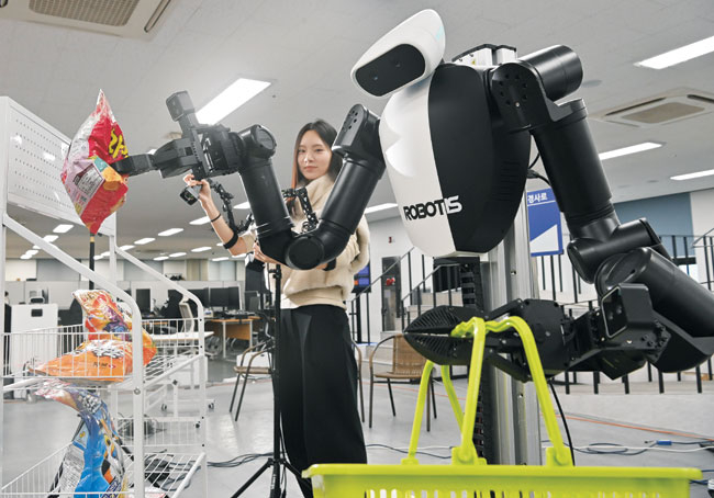 숙련자 동작 따라 과자 집는 '워커로봇'... 피지컬 AI 선두주자 우뚝[... - 뉴스 썸네일 이미지