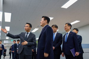 李대통령 “통닭 사줄께” 하자 “피자 사주세요”…캄보디아 73명 압송 TF 깜짝 방문