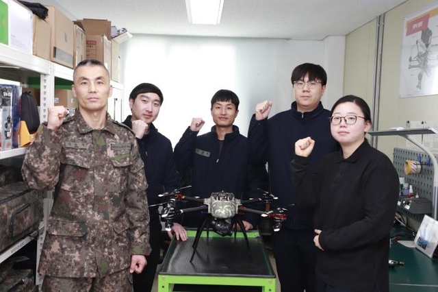 육군5군수지원여단 참수리대대 장병들로 구성된 드론정비반 요원들이 기념촬영하고 있다. 육군 제공/국방일보
