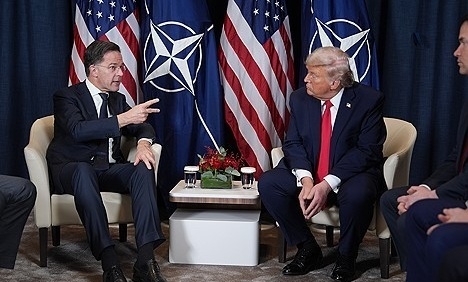 마르크 뤼터 나토 사무총장(왼쪽)과 도널드 트럼프 미국 대통령. AP 연합뉴스