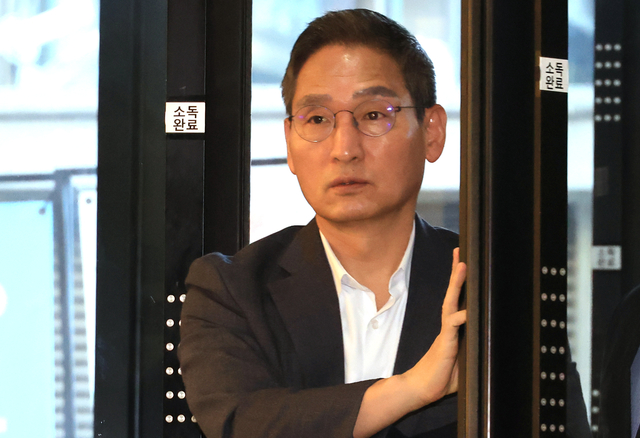 관봉권·쿠팡 관련 의혹을 수사하는 안권섭 특별검사가 지난해 12월 31일 서울 서초구 특검 사무실로 출근하고 있다. 연합뉴스