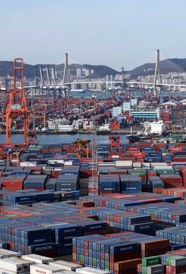 부산항 야적장에 수출입 컨테이너가 쌓여 있다. 뉴시스