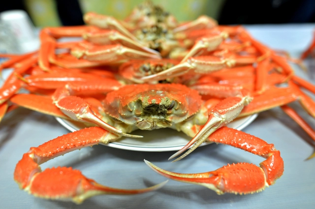 경북 울진 ‘왕돌회수산’의 대게찜. 대게는 지금이 한창 맛있을 때다.