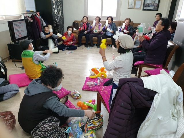 주변에 행복 바이러스를 전파하는 S(모자 쓴 이)가 시니어센터에서 봉사활동을 하고 있다.