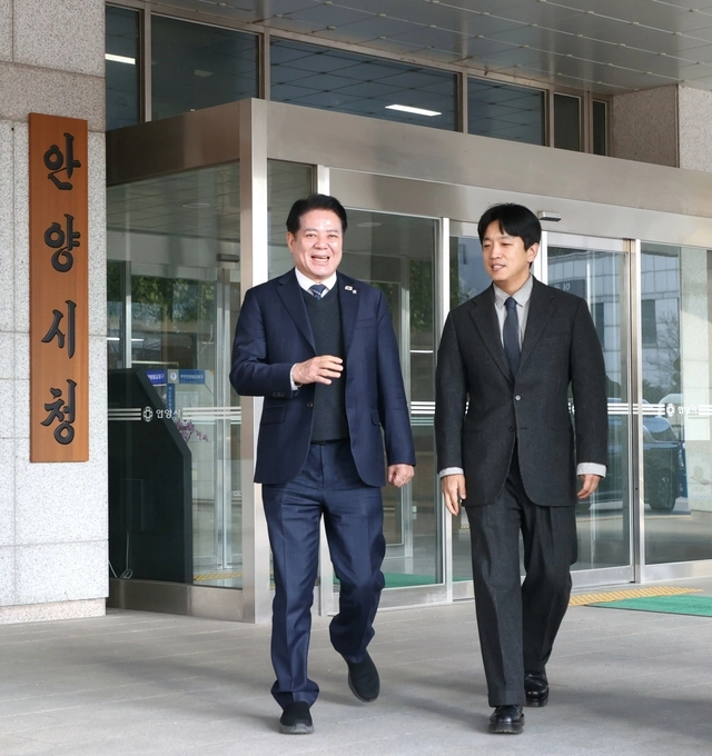 최대호(왼쪽) 경기 안양시장이 지난 27일 주민과의 신년 간담회를 위해 수행비서와 함께 시청사를 나서고 있다.  안양시청 제공