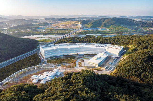 세종시에 있는 네이버 데이터센터 ‘각 세종’ 전경. 각 세종은 내부의 AI 워크로드뿐 아니라 공공 프로젝트와 산업별 AI까지 아우를 수 있는 거점으로 활용된다.  네이버 제공