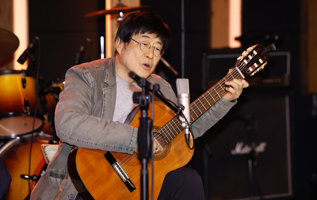 가수 김창완이 27일 열린 김창완밴드 새 싱글앨범 ‘세븐티’ 발매 기념 기자간담회에서 노래를 하고 있다.  뉴시스