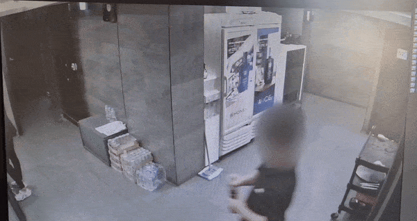 가짜 양주를 섞은 이른바 ‘후카시 양주’를 정품처럼 보이도록 병뚜껑을 손으로 감싸 쥐고 서빙하는 모습. 부산지검 제공