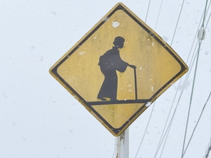 “할머니 조심?”…일본에만 있다는 ‘수상한 도로 표지판’의 정체