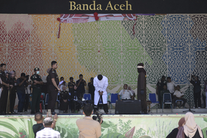 혼외 성관계 들키자 채찍 140대…인도네시아 아체주 ‘공개 태형’ 충격