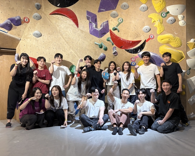 지난달 22일 현대카드·커머셜 클라이밍 동호회 ‘Climb.H’ 회원들이 서울 마포구 실내 클라이밍장에서 기념사진을 찍고 있다. 