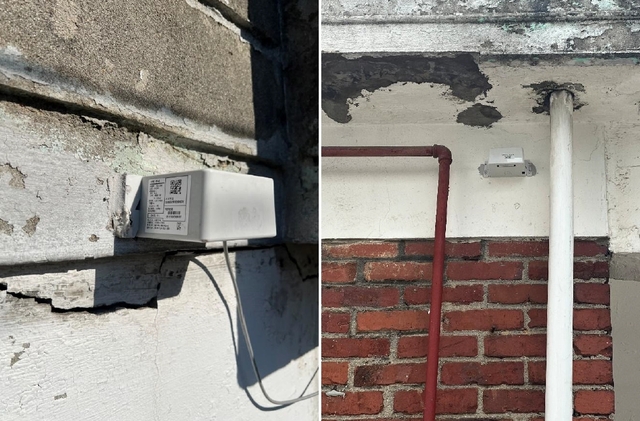 서울 관악구 노후 담장과 주택에 IoT 계측기를 부착한 모습.  관악구청 제공