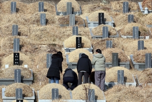 설 앞두고 미리 성묘