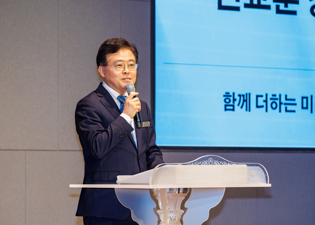 진교훈 서울 강서구청장이 2일 등촌동 예원교회에서 열린 ‘강서50플러스센터 노인일자리 참여자 안전·직무 교육’에 참석해 인사말을 하고 있다. 강서구청 제공