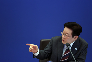 李대통령 “정부 관계자들에게 ‘너부터 팔아라’도 문제”