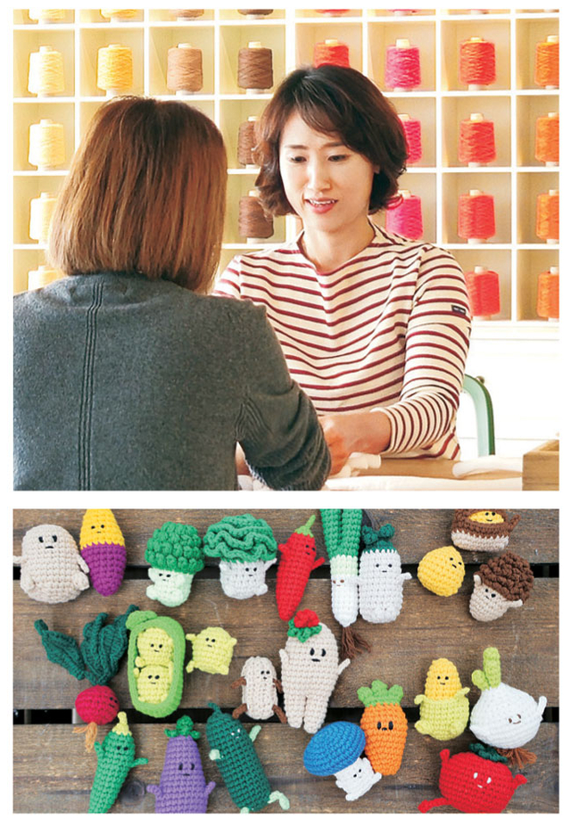 나의 뜨개 선생님 신은영(앞모습)의 공방에서 함께하는 시간은 언제나 설레고 행복하다. 아래 사진은 둘이 완성한 채소 모양의 열쇠고리 작품들.