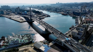 차 오가는 포항 ‘해오름대교’