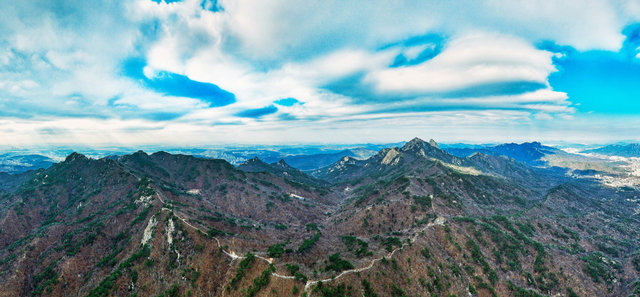 고양특례시는 국가유산청·서울시·경기도와 함께 시의 대표유산 북한산성이 포함된 ‘한양의 수도성곽’ 세계유산 등재신청서를 유네스코 세계유산센터에 정식 제출했다. 고양시 제공
