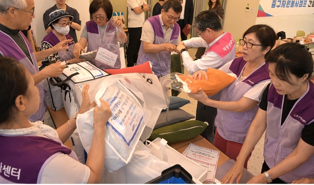 이불 나눔 활동 모습. 서울 중구청 제공