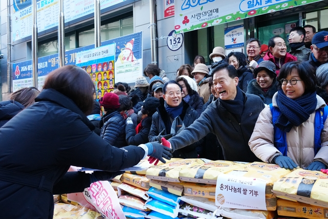 3일 월곡2동 주민센터에서 진행된 ‘2026 월곡2동 마을천사 온기나눔의 쌀 기부식’에 참여한 이승로 성북구청장이 쌀 나눔에 동참한 ‘마을천사’들과 악수를 나누고 있다. 성북구청 제공