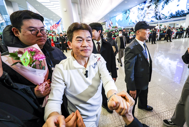 전 한국사 강사 전한길 씨가 3일 인천국제공항을 통해 귀국하며 지지자들과 인사를 나누고 있다. 뉴시스